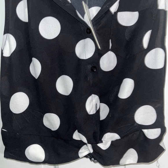 Mandee Women’s Cropped Collared Sleeveless Blouse - Picture 3 of 4